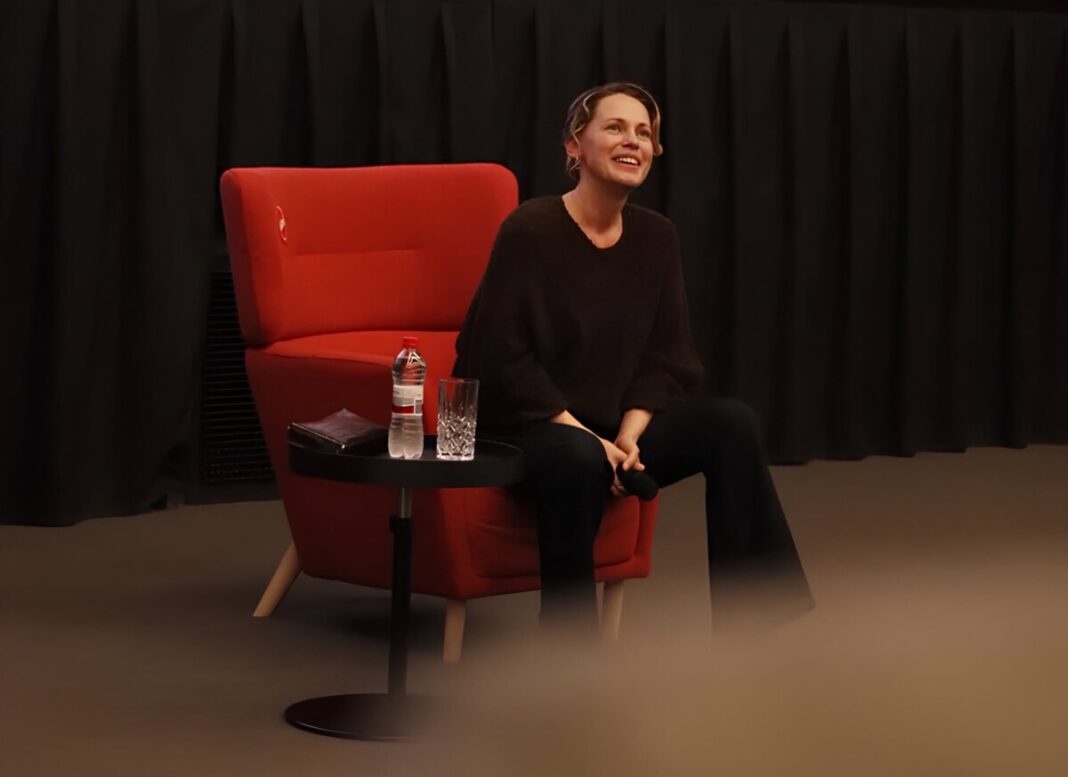 kris1 Kristīna Zaharova pirms Andreja Zvjaginceva filmas “Mīnotaurs” pirmizrādes Daugavpilī. 2026. gada 16. oktobris. Foto: STARLINE Kino