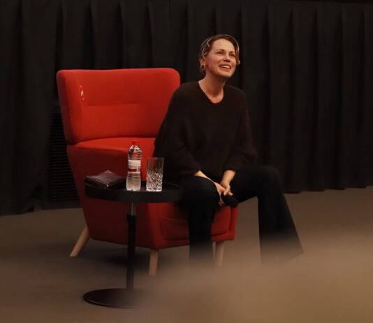 “Mans vectēvs man mācīja izvirzīt nereālus mērķus.” Daugavpils teātra aktrise Kristīna Zaharova – par filmēšanos pie Andreja Zvjaginceva Kristīna Zaharova pirms Andreja Zvjaginceva filmas “Mīnotaurs” pirmizrādes Daugavpilī. 2026. gada 16. oktobris. Foto: STARLINE Kino