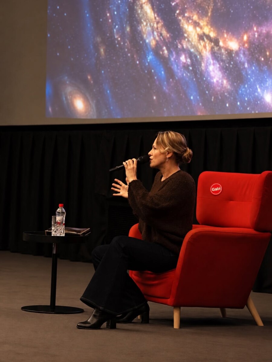 Kristīna Zaharova pirms Andreja Zvjaginceva filmas “Mīnotaurs” pirmizrādes Daugavpilī. 2026. gada 16. oktobris. Foto: STARLINE Kino