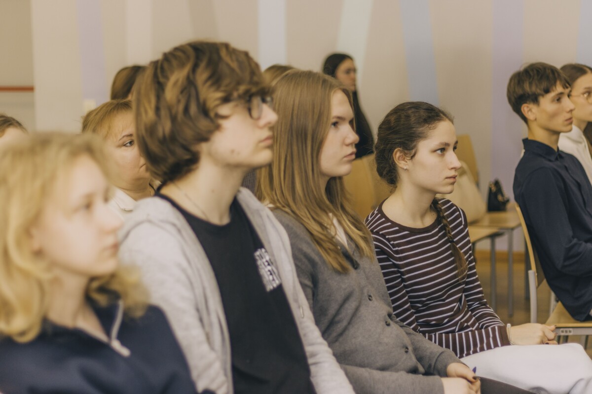 Pirmās tikšanās dalībnieki ManaBalss.lv programmas “Demokrātijas laboratorija” ietvaros. 2026. gada 15. oktobris. Daugavpils Valsts ģimnāzija. Foto: Jevgeņijs Ratkovs