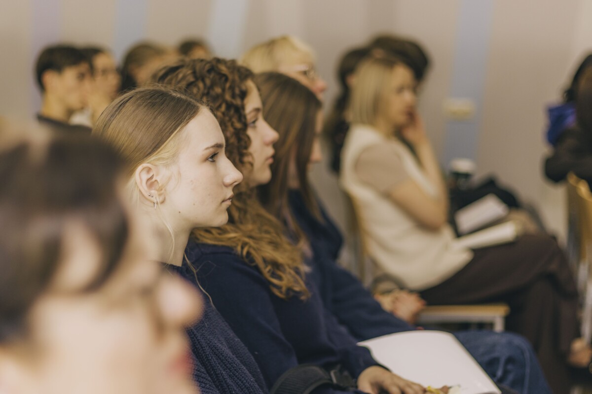 Pirmās tikšanās dalībnieki ManaBalss.lv programmas “Demokrātijas laboratorija” ietvaros. 2026. gada 15. oktobris. Daugavpils Valsts ģimnāzija. Foto: Jevgeņijs Ratkovs
