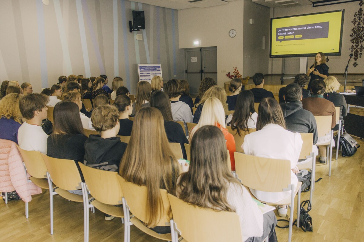Pirmās tikšanās dalībnieki ManaBalss.lv programmas “Demokrātijas laboratorija” ietvaros. 2026. gada 15. oktobris. Daugavpils Valsts ģimnāzija. Foto: Jevgeņijs Ratkovs