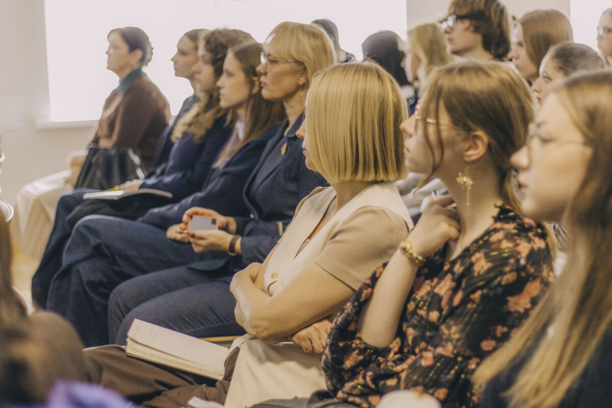 Pirmā tikšanās ManaBalss.lv programmas “Demokrātijas laboratorija” ietvaros. 2026. gada 15. oktobris. Daugavpils Valsts ģimnāzija. Foto: Jevgeņijs Ratkovs