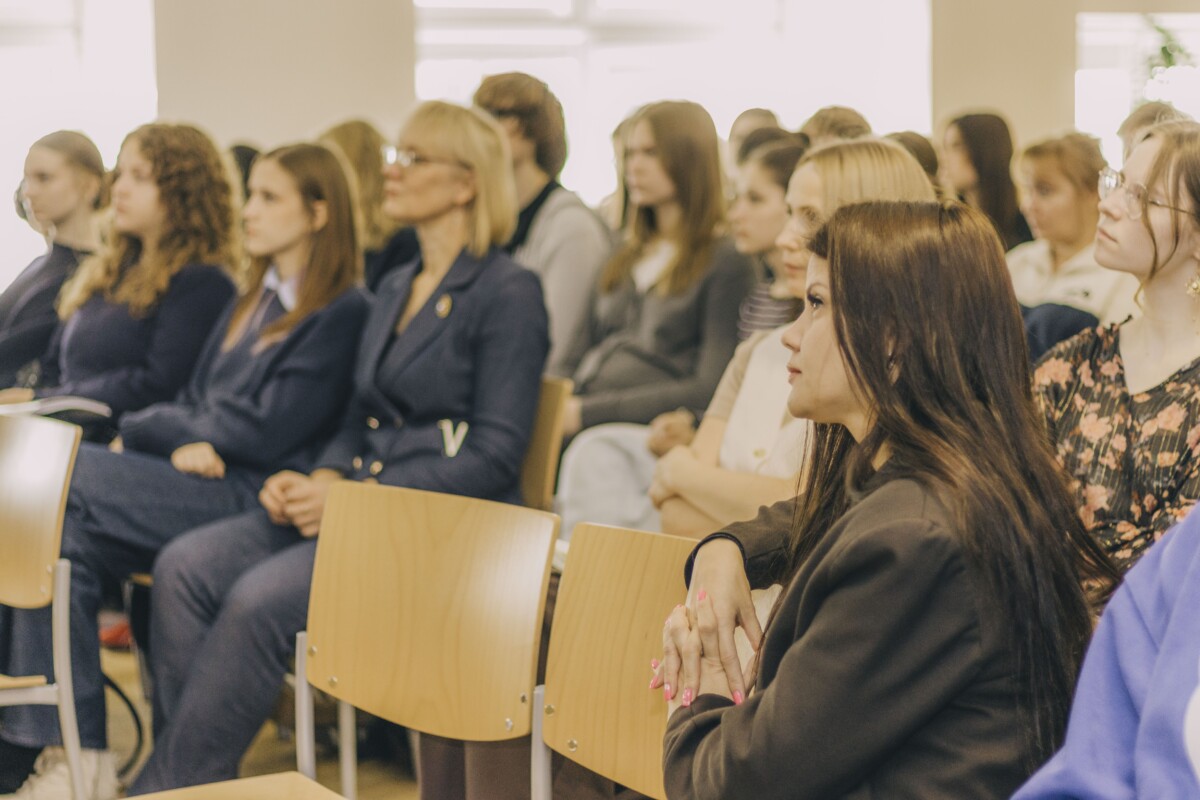 Pirmā tikšanās ManaBalss.lv programmas “Demokrātijas laboratorija” ietvaros. 2026. gada 15. oktobris. Daugavpils Valsts ģimnāzija. Foto: Jevgeņijs Ratkovs
