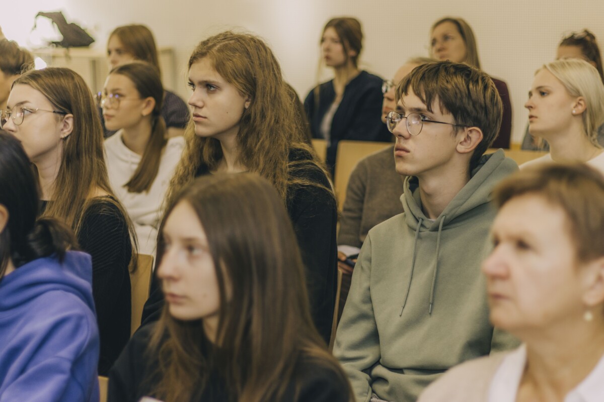 Pirmā tikšanās ManaBalss.lv programmas “Demokrātijas laboratorija” ietvaros. 2026. gada 15. oktobris. Daugavpils Valsts ģimnāzija. Foto: Jevgeņijs Ratkovs