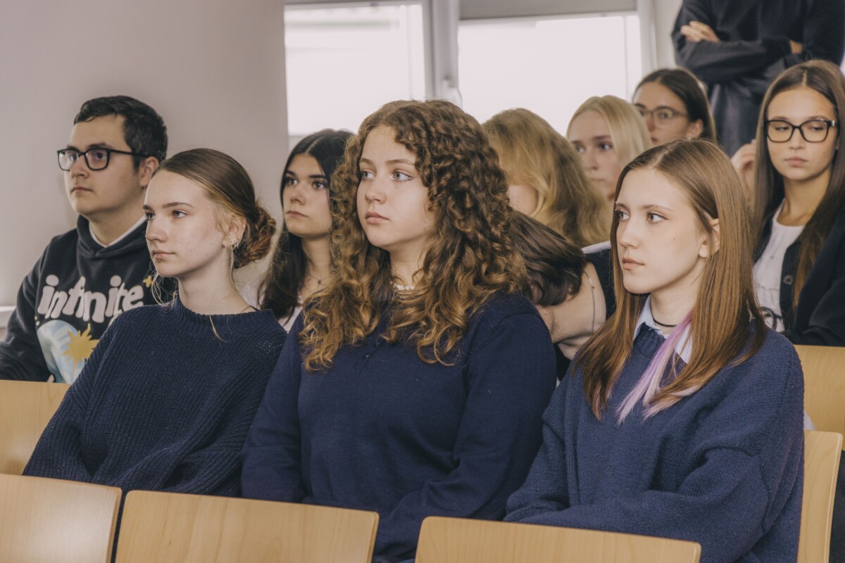 Pirmā tikšanās ManaBalss.lv programmas “Demokrātijas laboratorija” ietvaros. 2026. gada 15. oktobris. Daugavpils Valsts ģimnāzija. Foto: Jevgeņijs Ratkovs