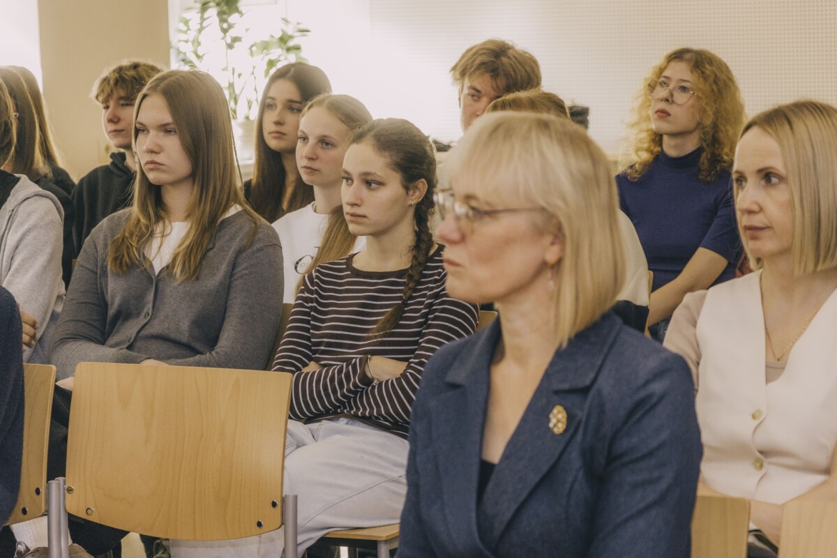 Pirmā tikšanās ManaBalss.lv programmas “Demokrātijas laboratorija” ietvaros. 2026. gada 15. oktobris. Daugavpils Valsts ģimnāzija. Foto: Jevgeņijs Ratkovs