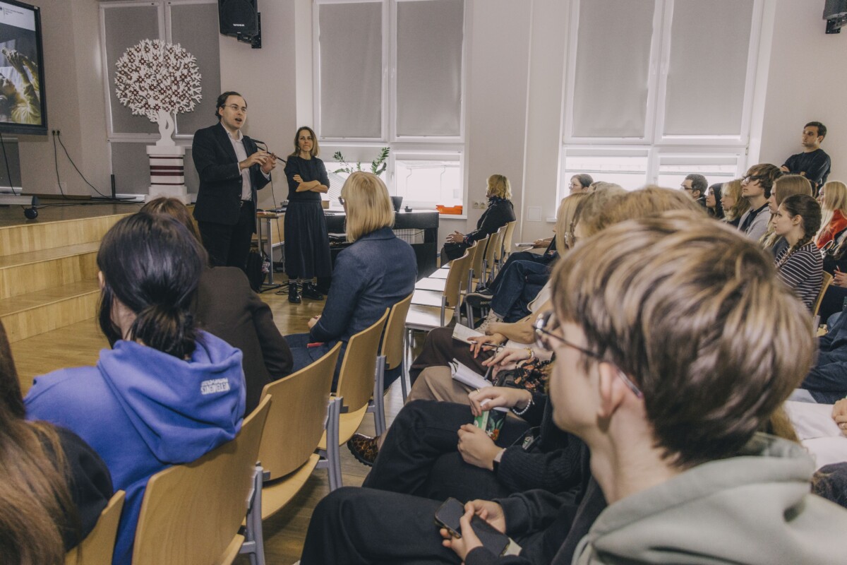 Pirmā tikšanās ManaBalss.lv programmas “Demokrātijas laboratorija” ietvaros. 2026. gada 15. oktobris. Daugavpils Valsts ģimnāzija. Foto: Jevgeņijs Ratkovs