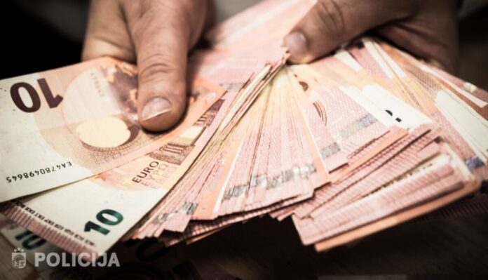 Sventes pagastā no privātmājas nozagti 800 eiro. Policija aizturējusi aizdomās turēto. Ilustratīvs attēls. Foto: Valsts policija