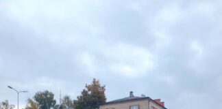Nometņu un Februāra ielas krustojums Daugavpilī. Šajā vietā sliedes ir noņemtas, bet jauns asfalts vēl nav ieklāts. 2026. gada 1. oktobris. Aculiecinieka foto.