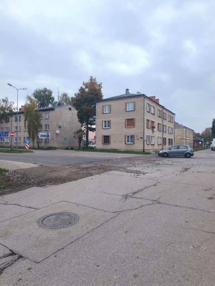 Nometņu un Februāra ielas krustojums Daugavpilī. Šajā vietā sliedes ir noņemtas, bet jauns asfalts vēl nav ieklāts. 2026. gada 1. oktobris. Aculiecinieka foto. Nometņu un Februāra ielas krustojums Daugavpilī. Šajā vietā sliedes ir noņemtas, bet jauns asfalts vēl nav ieklāts. 2026. gada 1. oktobris. Aculiecinieka foto.