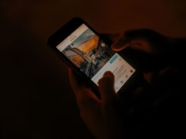 Sociālie tīkli mums nerāda visu svarīgo — tie atlasa saturu, balstoties uz mūsu uzvedību un interesēm. Tāpēc, lai iegūtu pilnīgāku priekšstatu par notiekošo, ir svarīgi pašiem izvēlēties informācijas avotus un meklēt informāciju arī ārpus ierastās ziņu plūsmas. Ilustratīvs foto: Tuğçe Açıkyürek / Pexels