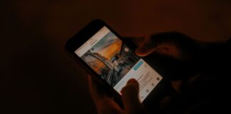 Sociālie tīkli mums nerāda visu svarīgo — tie atlasa saturu, balstoties uz mūsu uzvedību un interesēm. Tāpēc, lai iegūtu pilnīgāku priekšstatu par notiekošo, ir svarīgi pašiem izvēlēties informācijas avotus un meklēt informāciju arī ārpus ierastās ziņu plūsmas. Ilustratīvs foto: Tuğçe Açıkyürek / Pexels