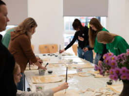 No dārza skolas pagalmā līdz apģērbu kolekcijai: “Saules skolas” pieredze projektā “Plant&Paint”. Partnermateriāls Mākslu izglītības kompetences centrs Daugavpils Dizaina un mākslas vidusskola “Saules skola”. Foto: Anžela Spiridonova