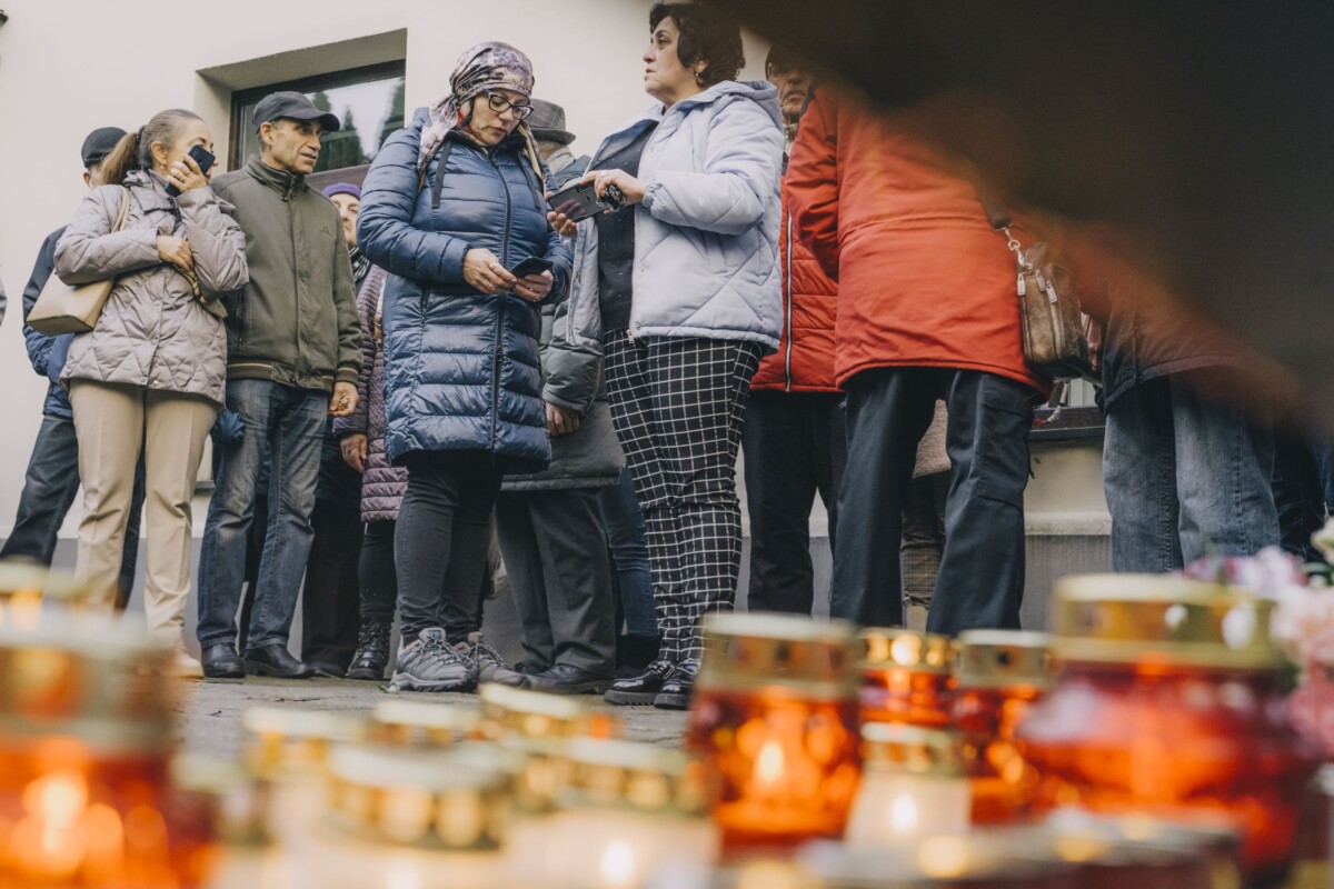 Piemiņas pasākums pie Daugavpils sinagogas 2023. gada 9. oktobrī. Foto: Jevgeņijs Ratkovs