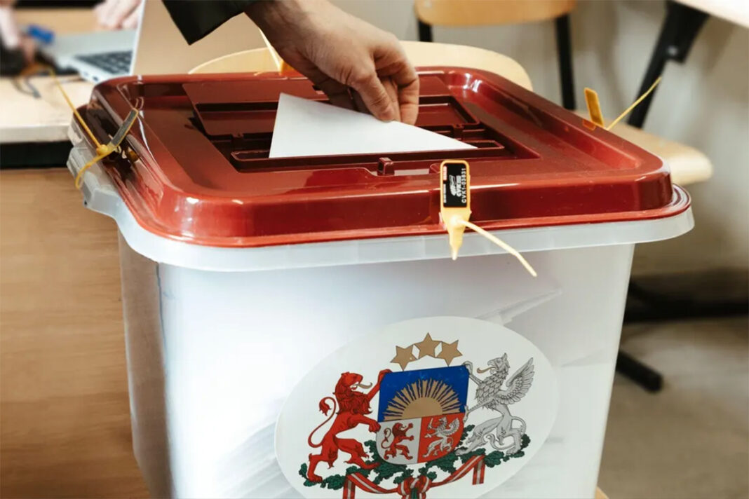 Pēdējās Latvijas Saeimas vēlēšanās reģistrēta rekordzema vēlētāju aktivitāte. Skaidrojam, vai pastāv kāds orientieris, pēc kura noteikt pieņemamu vēlētāju aktivitātes līmeni. Foto: cvk.lv