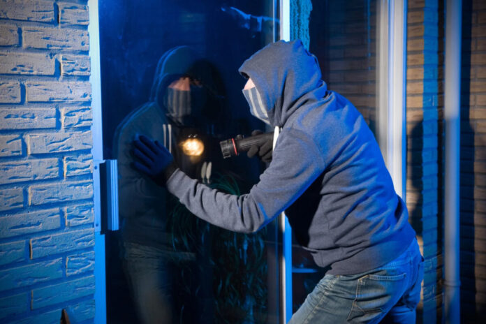 Zagļi iekļūst arī šķūņos un garāžās. Policija atgādina, kā pasargāt īpašumu. Foto: RobertHoetink / Getty Images