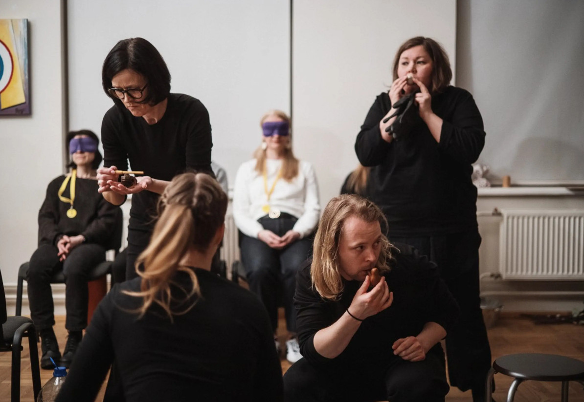 "Bezgalīgais ritums" ir iekļaujoša izrāde. Neredzīgi un vājredzīgi cilvēki to var piedzīvot līdzvērtīgi citiem skatītājiem, savukārt redzīgajiem tā piedāvā iespēju uz brīdi uztvert apkārtējo pasauli citādi. Foto: Matīss Markovskis